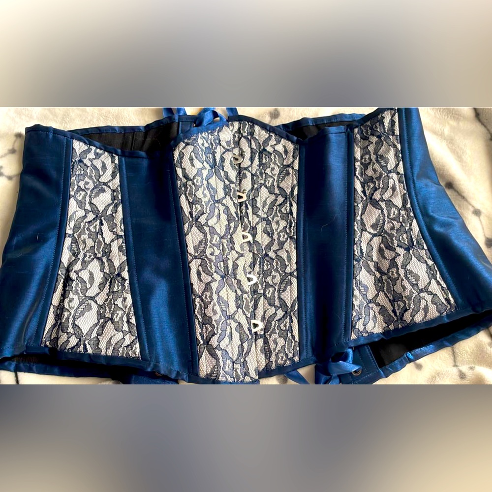 Size 36 underboob corset